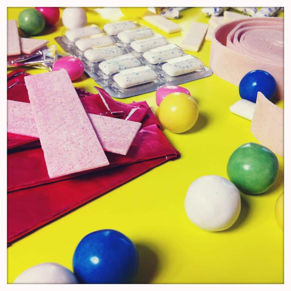 verschiedene Arten von Kaugummi auf gelbem Untergrund