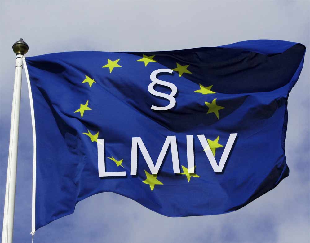 Eine Flagge der Europäischen Union auf welcher ein Paragraphensymbol und "LMIV" steht.
