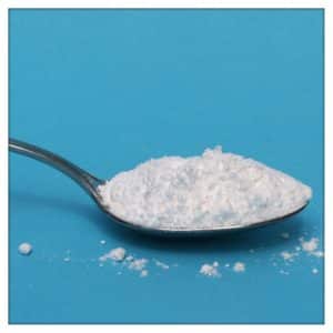 Birkenzucker (Xylit) ist gefährlich für Hunde. Das Bild zeigt einen Löffel mit gehäuftem weißen Pulver auf blauem Untergrund.